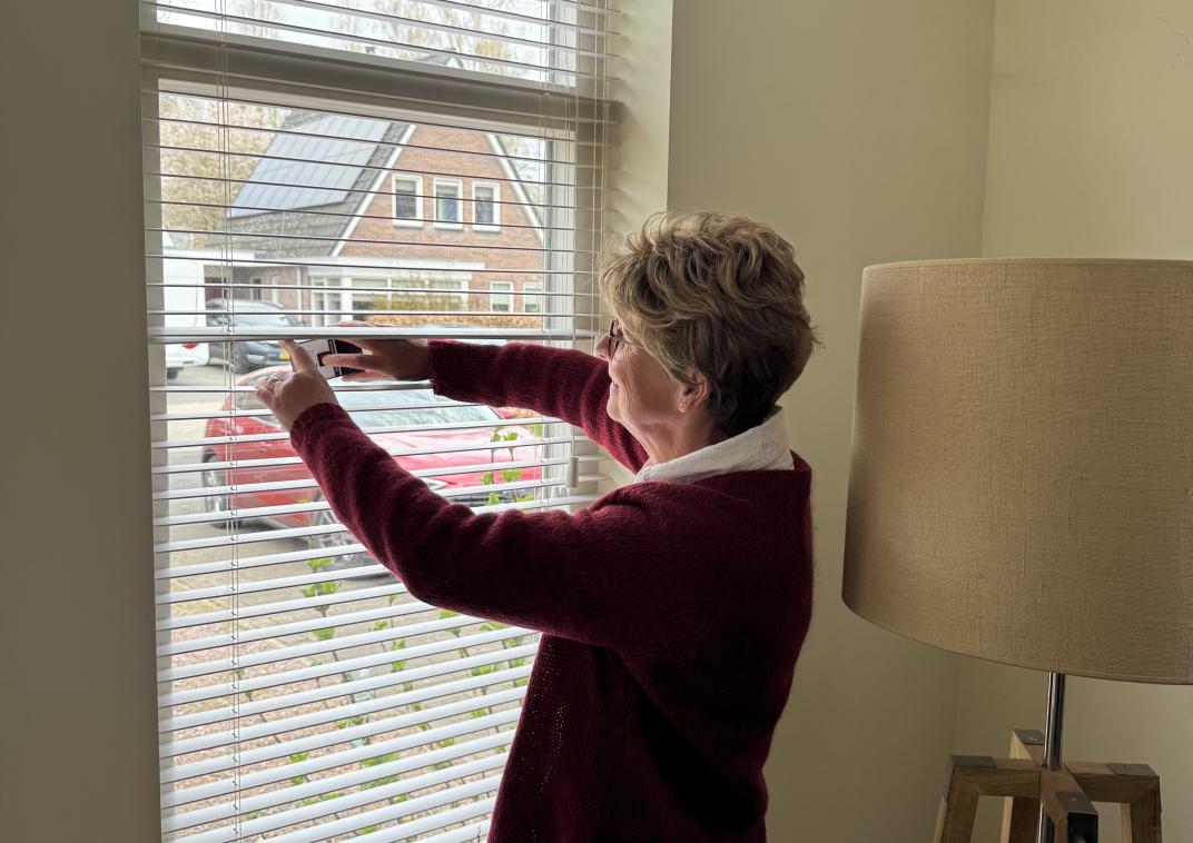 Energieadviseur Anneke Idzinga bij raam